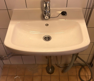 Kylpyhuoneen pesualtaan vaihto Helsingissä